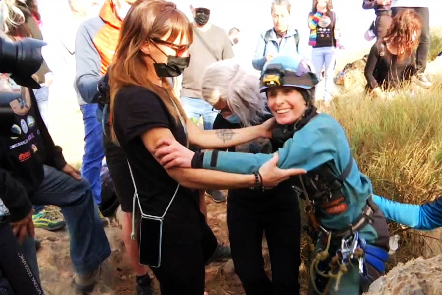 ফ্ল্যামিনির বেরিয়ে আসার ভিডিয়ো প্রথম প্রকাশ্যে আনতে তাঁর গুহার মুখে ভিড় জমিয়েছিল স্পেনের অনেকগুলি সংবাদমাধ্যম।