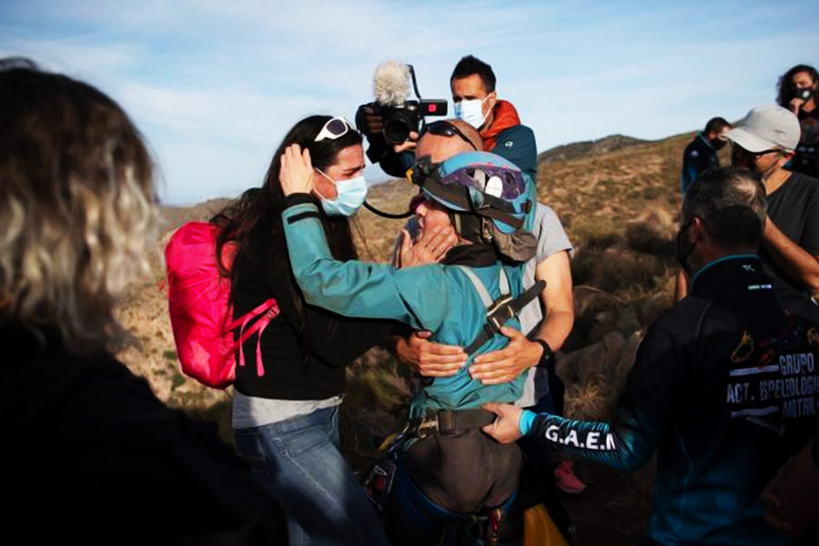 এর আগে এই কৃতিত্ব ছিল চিলি এবং বলিভিয়ার এক দল খনি শ্রমিকের। ৬৯ দিন ধরে তামা-সোনার খনির ওই শ্রমিকেরা আটকে একটি গুহার ভিতরে আটকে ছিলেন।