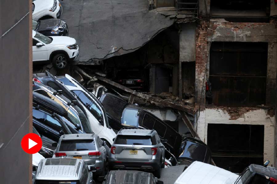 Parking garage collapse in New York, one died.