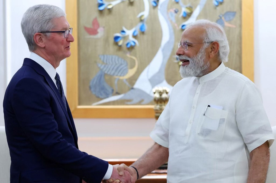 A Photograph of Tim Cook and Narendra Modi