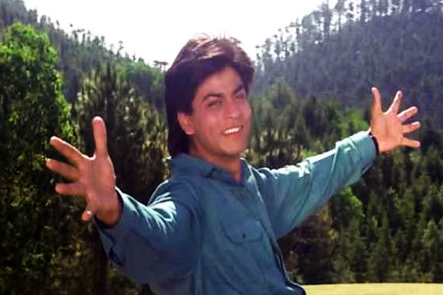 ১৯৯২ সালে ‘দিওয়ানা’ ছবিটি মুক্তি পাওয়ার পর রাতারাতি বলিপাড়ায় প্রচারে চলে আসেন শাহরুখ। বক্স অফিসে এই ছবি সাড়াও ফেলে দুর্দান্ত। ছবির সাফল্যের পর শাহরুখ ইন্ডাস্ট্রির পরিচিত মুখ হয়ে যান।