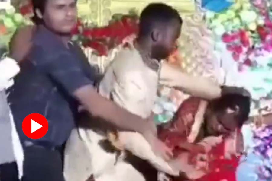 Video of bride and groom fighting in wedding ceremony over sweet.