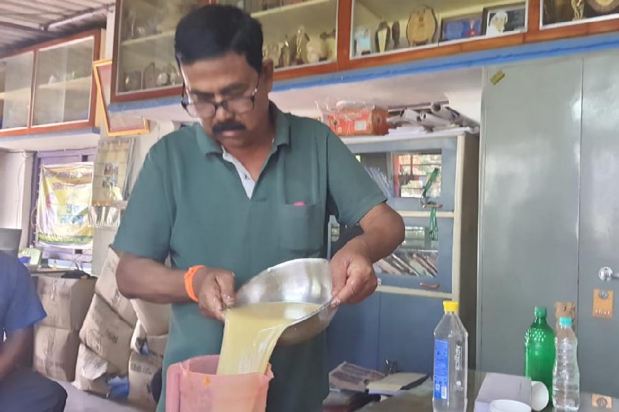 ঘোল বানাচ্ছেন তাপস সাহা। নিজস্ব ছবি।