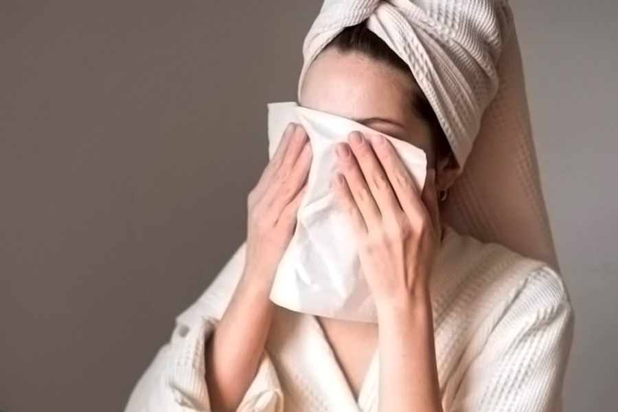 কিন্তু ফেসিয়াল টিস্যু আদতে কী থেকে তৈরি হয় তা জানেন কি? এই টিস্যু আপনার ত্বকের পক্ষে ক্ষতিকর কি না সেই প্রশ্নের উত্তর কি জানা আছে?