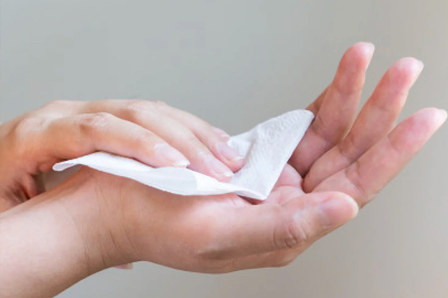 অনেকাংশের মতে, সপ্তাদশ শতক থেকেই এই ফেসিয়াল টিস্যুর ব্যবহার শুরু হয়। জাপানিরাই সর্বপ্রথম এই টিস্যু ব্যবহার শুরু করেন। কিন্তু তখন একমাত্র সর্দি হলেই তাঁরা টিস্যু ব্যবহার করতেন। ধীরে ধীরে টিস্যুর চল নানা ক্ষেত্রে বৃদ্ধি পেতে থাকে।