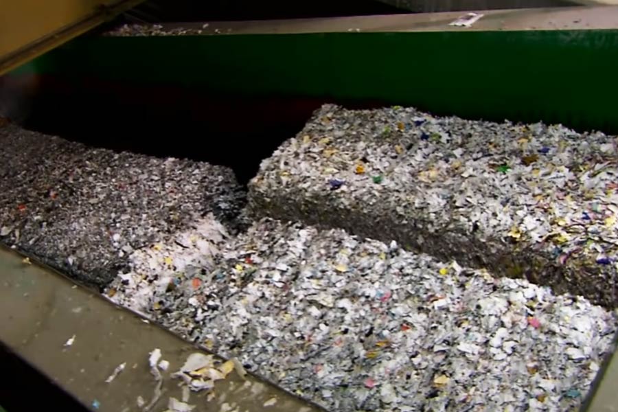 প্রথমে ৫০০ কিলোগ্রাম ওজনের প্রিন্টার পেপারকে পাল্পার নামের একটি বিশালাকার যন্ত্রের ভিতর ফেলা হয়। এই যন্ত্রই কাগজগুলিকে ছোট ছোট ফাইবার বা তন্তুতে পরিণত করে।