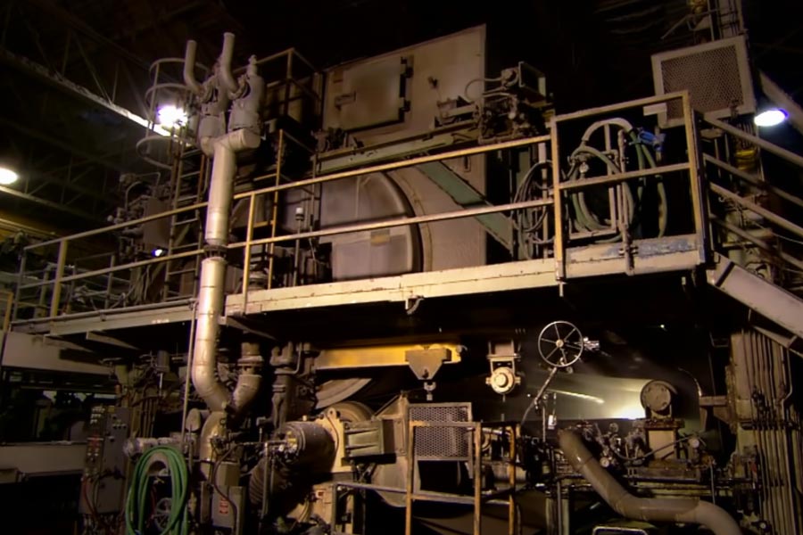 যন্ত্রের ভিতর থেকে বাতাসের বুদবুদের মাধ্যমে কালিগুলি বাইরে বেরিয়ে যায়। তার পর কালিমুক্ত পাল্পগুলি রোলার যন্ত্রের মধ্যে ফেলা হয়।