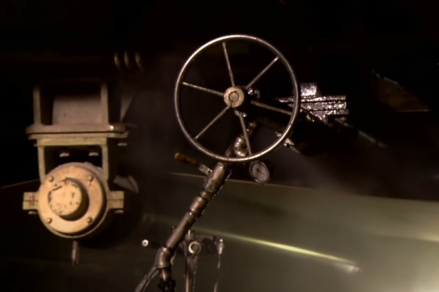 পুরনো দিনের রিঙ্গার ওয়াশিং মেশিনের মতো রোলার যন্ত্রগুলি পাল্প থেকে নোংরা জল বার করে।