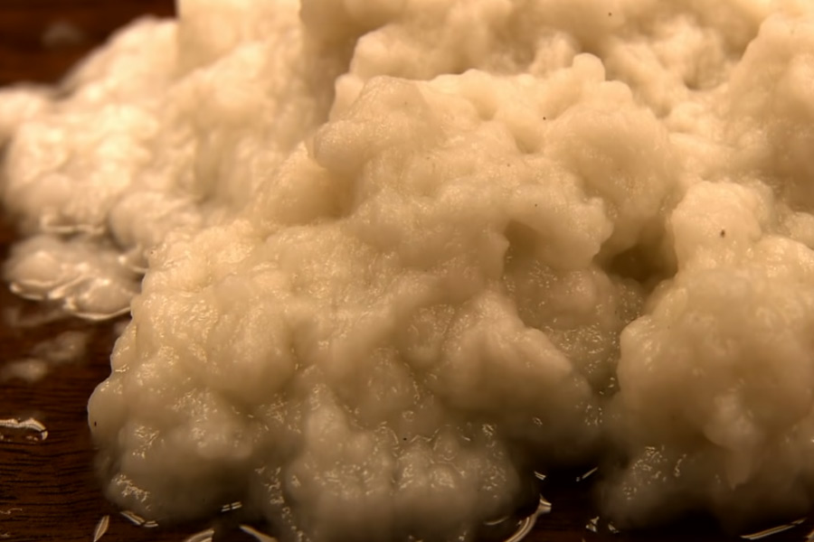 তার পর স্ক্রু কনভেয়রের মাধ্যমে পাল্পগুলি ভেঙে ফেলা হয়। পরবর্তী পর্যায়ে পরিষ্কার জল দিয়ে পাল্প ধোয়া হয়।