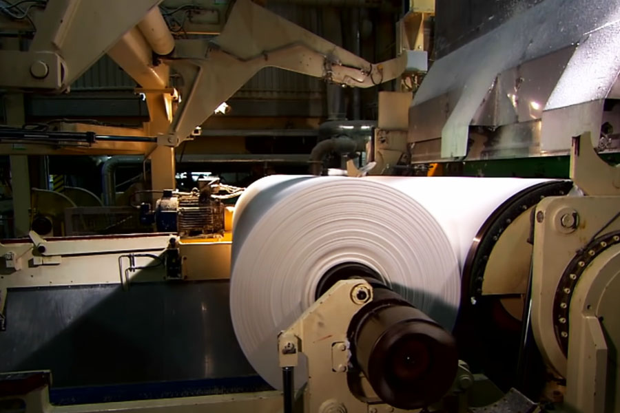 পাল্পগুলি তার পর হট এয়ার ড্রায়ারের মধ্যে দিয়ে চালনা করা হয় এবং মেশিন থেকে তা দশ ফুট চওড়া পেপার শিটের আকারে বার করা হয়।