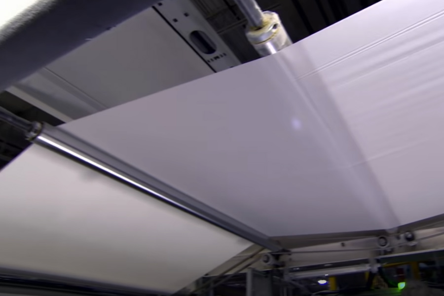 প্রথম স্টেশনের পেপার থেকে দু’টি রোল আলাদা করা হয়। পেপারের মধ্যে যদি কোনও রকম ভাঁজ থাকে তবে তা চাপ দিয়ে সরিয়ে দেওয়া হয়।