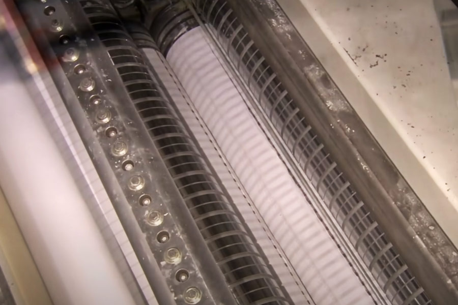 পরবর্তী স্টেশনে দু’টি রোলকে জুড়ে দু’টি প্লাই শিট তৈরি করা হয়। সাকশন প্রক্রিয়ার মাধ্যমে শিটগুলিকে এক জায়গায় আটকে রাখার ব্যবস্থা করা হয়।