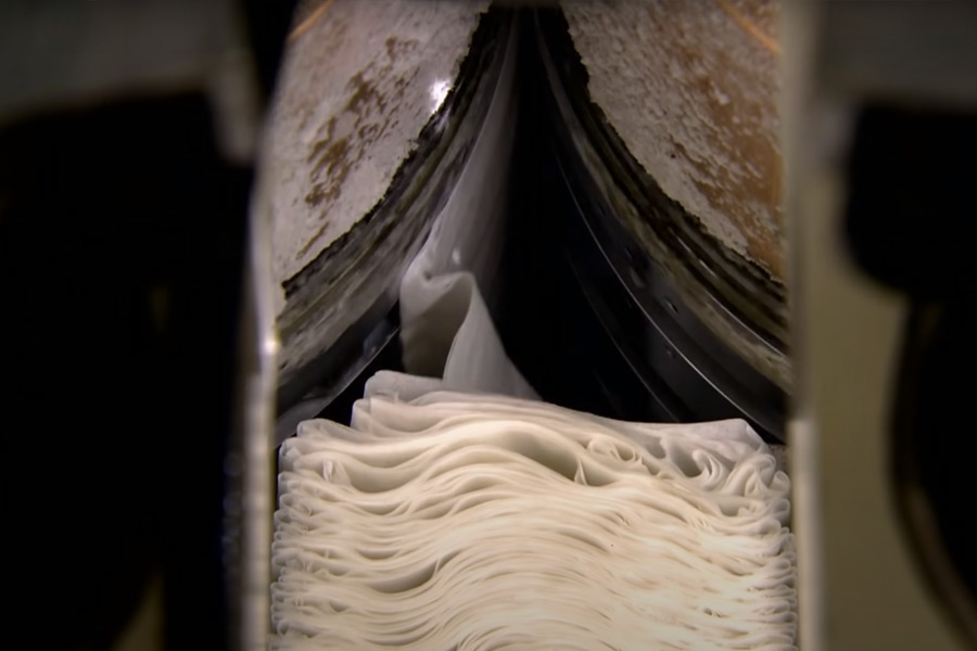 তার পর নির্দিষ্ট মাপ মেনে শিটগুলি কাটা হয়। তার পর প্লাই শিটগুলি ইন্টারলকিং পদ্ধতিতে মুড়ে রাখা হয়। প্রতি সেকেন্ডে মেশিন মারফত ১৬টি ফোল্ড করা যায়।