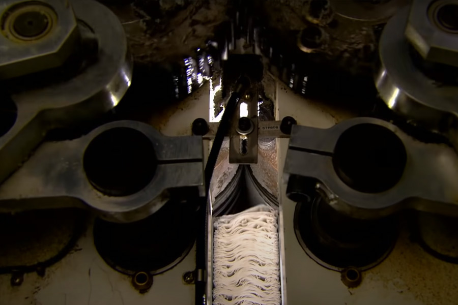 পাঁচ ফুট চওড়া মোড়ানো টিস্যুকে পরবর্তী স্টেশনে পাঠানো হয়। প্যাকিংয়ের আগে সেখান থেকে ৮০ থেকে ২৫০টি টিস্যুর শিটগুলি মাপ মতো আলাদা করে রাখা হয়।