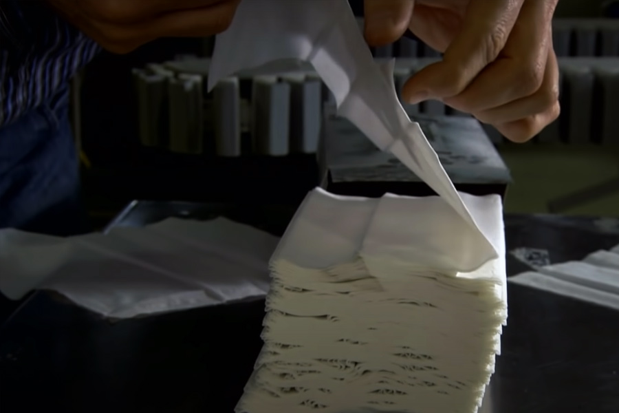 কনভেয়র বেল্টের মাধ্যমে টিস্যুর শিট পরবর্তী স্টেশনে যায় যেখানে আট ইঞ্চির মাপ অনুযায়ী শিট থেকে টিস্যু কাটা হয়।