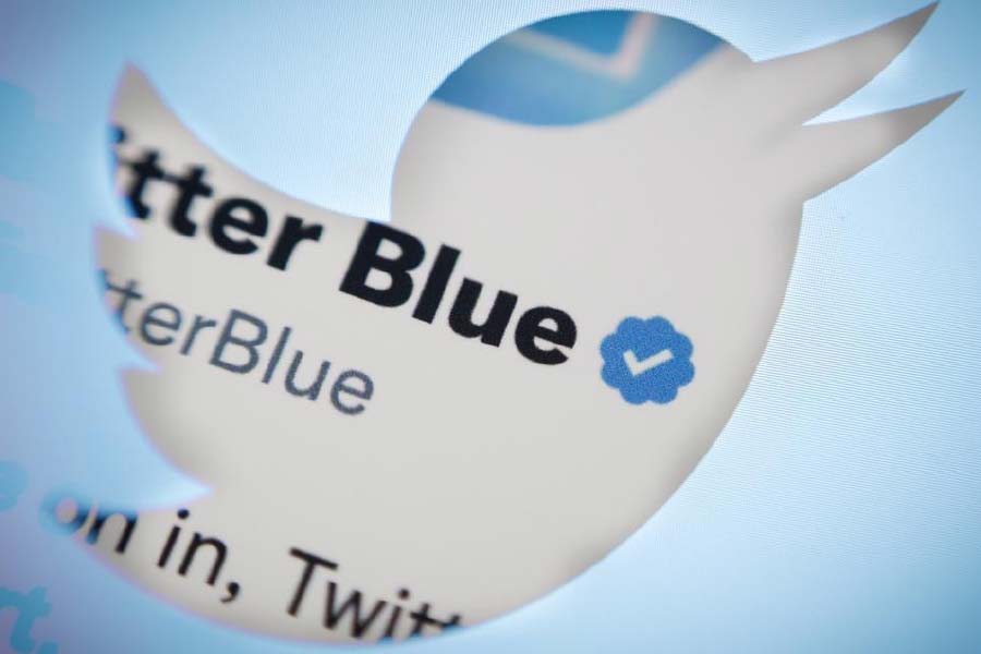 বৃহস্পতিবার বিকাল থেকেই টুইটার ব্যবহারকারী বহু নামীদামি ব্যক্তিত্বের পাশ থেকে সরেছে ‘বিশেষ’ তকমা ‘ব্লু টিক’। সেই তালিকায় রয়েছেন অমিতাভ বচ্চন, শাহরুখ খান, বিরাট কোহলি থেকে শুরু করে জাস্টিন বিবার, কেটি পেরি। এমনকি বিশ্বের অন্যতম ধনকুবের বিল গেটসের নামের পাশ থেকেও ‘ব্লু টিক’ সরানো হয়েছে। তালিকায় রয়েছেন অনেক রাজনীতিবিদ, সাংবাদিকও। নাম রয়েছে অনেক বাঙালি বিশিষ্টেরও।
