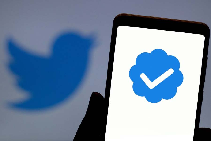 ইলন এ-ও জানিয়ে দিয়েছেন টাকা ফেললে তবেই মিলবে টুইটারে ‘বিশেষ’ হওয়ার তকমা। সে রাম-শ্যাম-যদু-মধু, যিনিই হন না কেন, মাসে ৬৫৭ টাকা ৩৩ পয়সা দিলেই নামের পাশে বসবে ব্লু কিংবা গ্রে টিক। যার মধ্যে সরকারের সঙ্গে যুক্ত বিশেষ কিছু জনের নামের পাশে থাকবে ‘গ্রে টিক’।