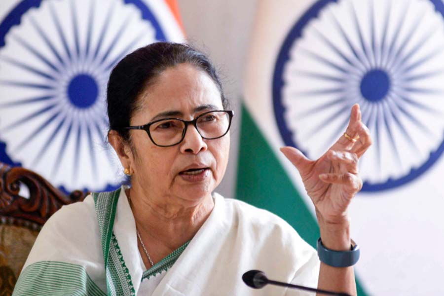 এই তালিকায় প্রথমেই যাঁর নাম আসে, তিনি পশ্চিমবঙ্গের মুখ্যমন্ত্রী তথা তৃণমূলের দলনেত্রী  মমতা বন্দ্যোপাধ্যায়। বৃহস্পতিবার বিকালের পর থেকে টুইটারে তাঁর নামের পাশের টিক চিহ্ন  উঠে গিয়েছে। টুইটারের নতুন নিয়ম অনুযায়ী, টাকা দিলে এখন থেকে তাঁর নামের পাশে ‘গ্রে টিক’ থাকবে।