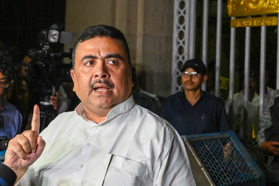 রাজ্যের বিরোধী দলনেতা তথা নন্দীগ্রামের বিজেপি বিধায়ক শুভেন্দু অধিকারীরও নামের পাশ থেকে ‘ব্লু টিক’ সরে গিয়েছে। ‘ব্লু টিক’ সরেছে তৃণমূলের রাজ্য সাধারণ সম্পাদক কুণাল ঘোষের নামের পাশ থেকেও।