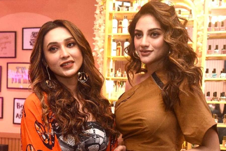 টুইটারের ‘ব্লু টিক’ নিয়ম অনুযায়ী অভিনেত্রী তথা তৃণমূল সাংসদ মিমি চক্রবর্তী এবং নুসরত জাহানও আর ‘বিশিষ্ট’ নন।