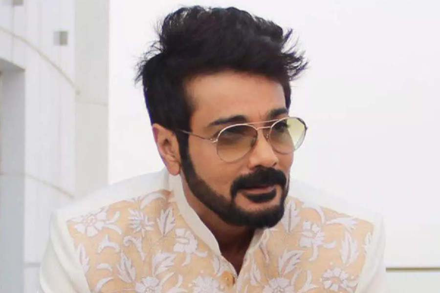 তবে ‘ব্লু টিক’ রয়ে গিয়েছে টলিউড সুপারস্টার প্রসেনজিৎ চট্টোপাধ্যায়ের নামের পাশে।