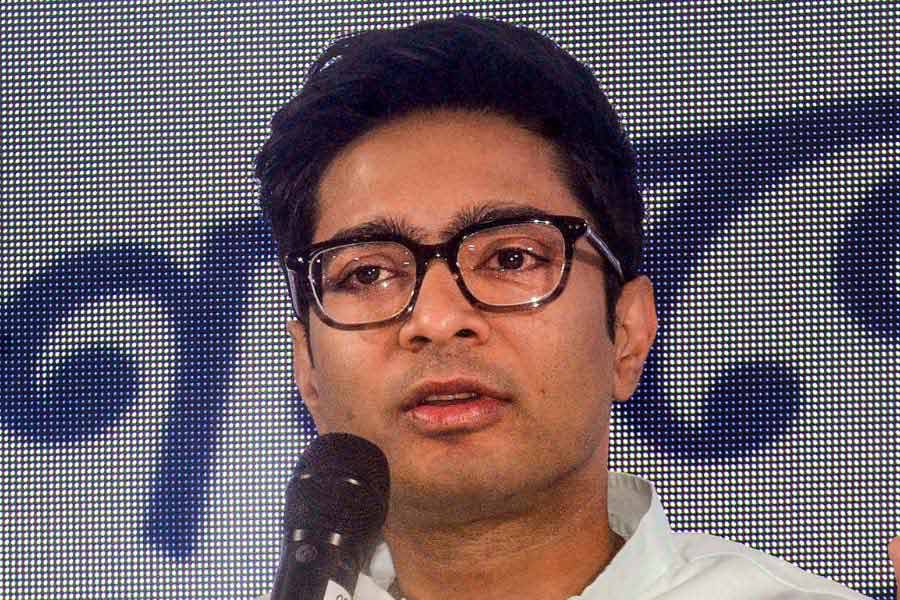 টুইটারে ‘বিশেষ’ হওয়ার তকমা হারিয়েছেন তৃণমূলের সর্বভারতীয় সাধারণ সম্পাদক তথা ডায়মন্ড হারবারের সাংসদ অভিষেক বন্দ্যোপাধ্যায়ও। ‘টিক’ পরিষেবার মাসিক টাকা দিলে এখন থেকে তাঁর নামের পাশেও ‘গ্রে টিক’ বসবে।