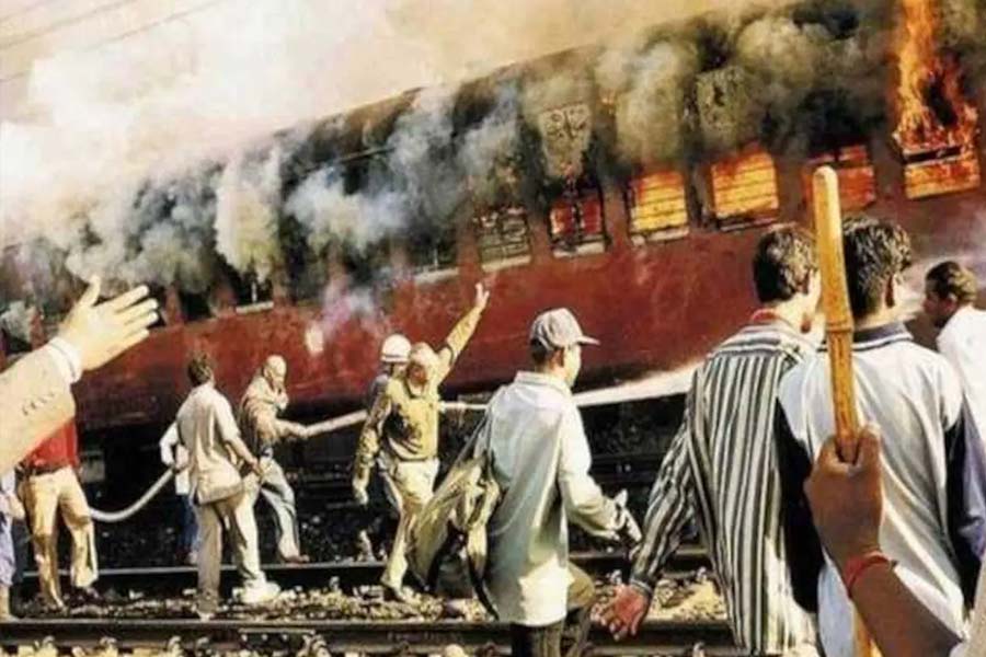 Supreme Court grants bail to 8 convicts of 2002 Godhra train coach burning case