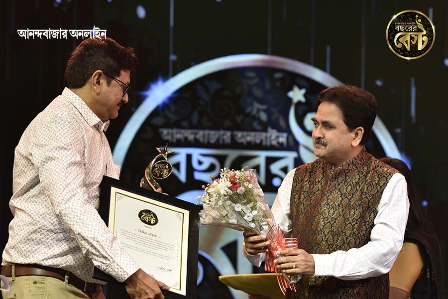 Bachhorer Best 2022: Justice Abhijit Ganguly awarded Timir Mallick on behalf of Anandabazar Online 