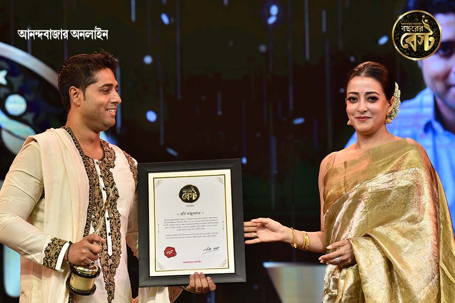 Bachhorer Best 2022:  NRI chef Roni Majumdar arwarded by actress Raima Sen on behalf of Anandabazar Online 