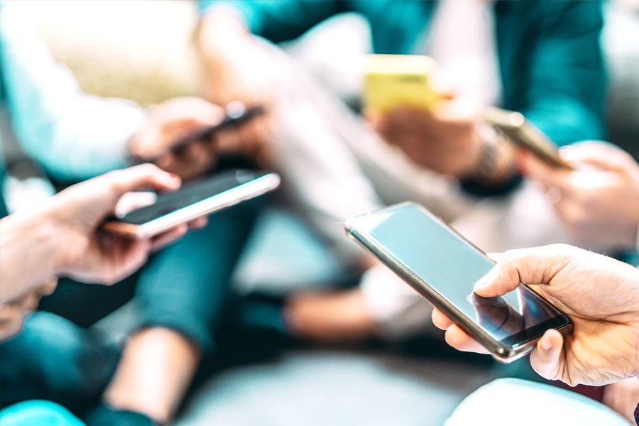 ‘১৯ বছর বয়সে’ই সমাজমাধ্যমে ব্যাপক জনপ্রিয়তা পেয়েছেন ক্লদিয়া। তাঁর রূপে মুগ্ধ ভক্তগণ প্রতিনিয়ত সমাজমাধ্যমে তাঁর ছবি হাতড়ে বেড়াচ্ছেন। তাঁর সম্পর্কে আরও তথ্য পাওয়ার আশায় ঘণ্টার পর ঘণ্টা সমাজমাধ্যমে কাটাচ্ছেন।