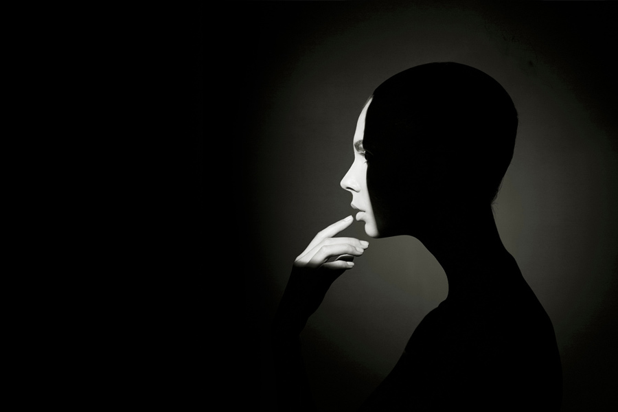 কিন্তু যাঁকে নিয়ে এত উন্মাদনা, এত পাগলামি, তিনি নিজে কি জানেন তাঁর জনপ্রিয়তার কথা? সত্যি বলতে না। তাঁর পক্ষে জানা সম্ভবই নয়। কারণ ক্লদিয়া আদৌ রক্তমাংসের কোনও মানুষ না!