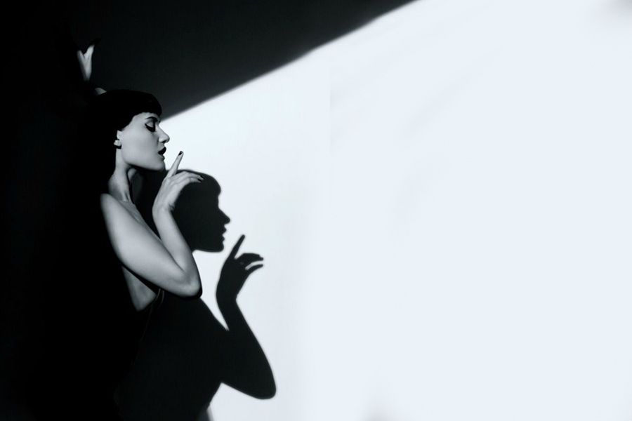 ক্লদিয়া এআই বা ‘আর্টিফিসিয়াল ইন্টেলিজেন্স’-এর সাহায্যে তৈরি এক নারীচরিত্র। তাঁকে এতটাই যত্ন করে বানানো হয়েছে যে, দেখলে রক্তমাংসের মানুষ ছাড়া অন্য কিছু মনে হয় না।