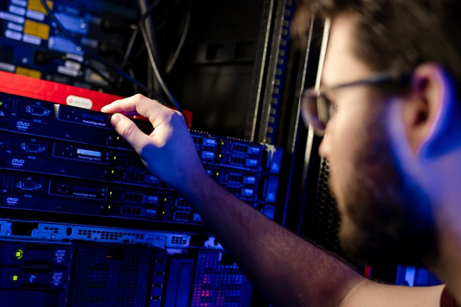 ক্লদিয়ার ‘জন্ম’ দু’জন কম্পিউটার সায়েন্স পড়ুয়ার হাত ধরে। ওই দুই পড়ুয়ার চেষ্টাতেই যেন ক্লদিয়া রক্তমাংসের এক অপরূপ মানবী হয়ে উঠেছেন।