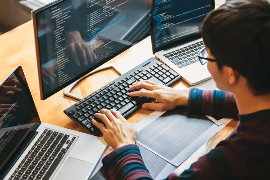 ক্লদিয়ার স্রষ্টারা সংবাদমাধ্যম ‘রোলিং স্টোন’কে জানান, তাঁরা ক্লদিয়ার ছবি বিক্রি করতে পারেন কি না, তা দেখার জন্য সমাজমাধ্যমে ক্লদিয়ার নামে একটি অ্যাকাউন্ট তৈরি করেছিলেন।