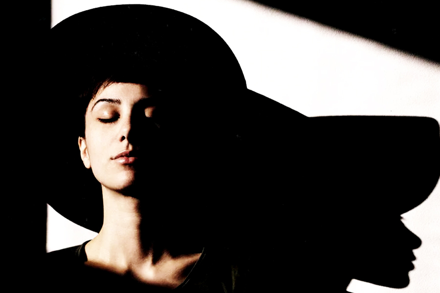 প্রাথমিক ভাবে ক্লদিয়ার কয়েকটি লাস্যময়ী ছবি সমাজমাধ্যমে প্রকাশ্যে আনেন ওই দুই পড়ুয়া। তাঁরা দেখেন, ওই অ্যাকাউন্টে অনেকে মেসেজ করে আরও ছবি পাঠানোর কথা বলছেন। এমনকি, আরও ছবি পেতে অনেকে টাকা পাঠানোর প্রস্তাবও দিচ্ছেন।