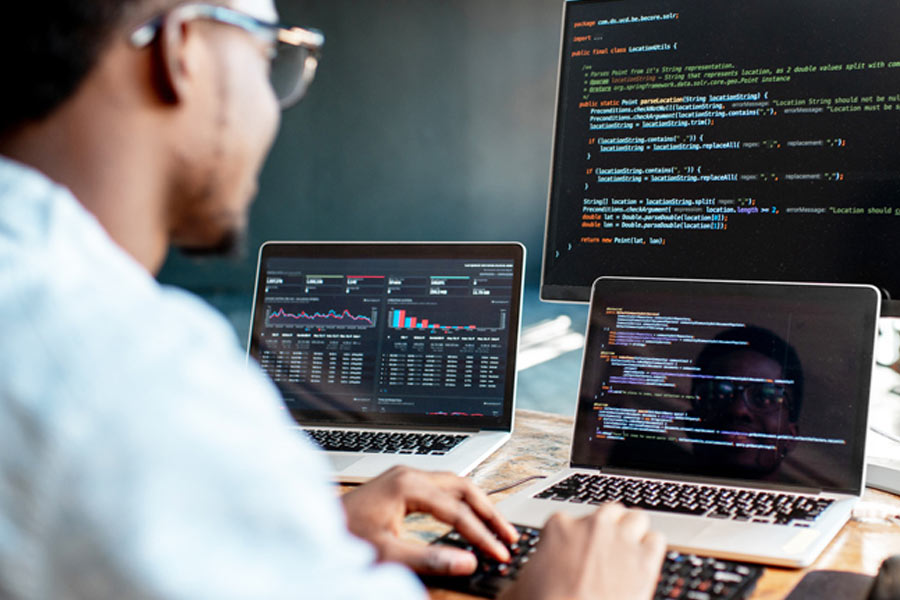 সেই মতো ক্লদিয়ার আরও ছবি বানিয়ে এবং তা বিক্রি করে প্রায় ১০ হাজার টাকা আয় করেন দুই পড়ুয়া।