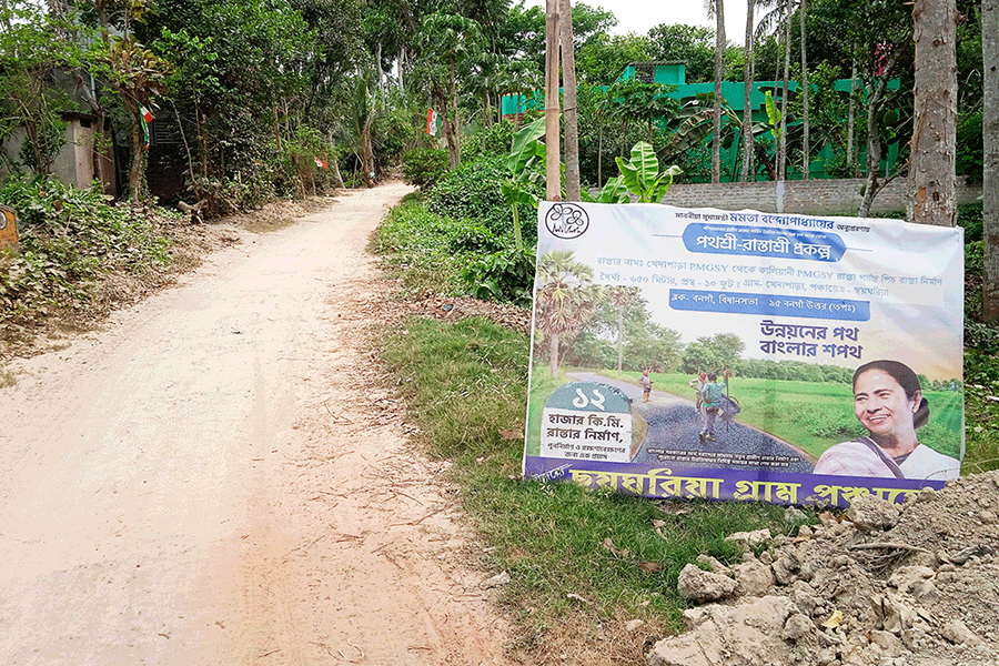 কাজ শুরু হয়নি পথশ্রী প্রকল্পে থাকা রাস্তার। বনগাঁর খেদাপাড়ায়। ছবি: নির্মাল্য প্রামাণিক