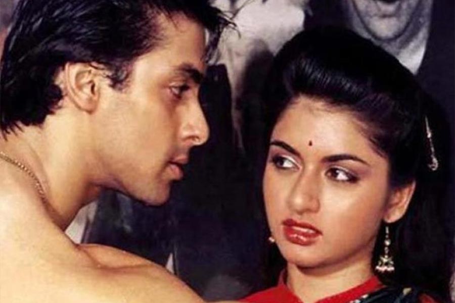 ছবিতে চমক দিতে উপস্থিত ছিলেন ভাগ্যশ্রী, হিমালয় এবং অভিমন্যু দাসানি। নায়ক হিসাবে সলমনের কেরিয়ারের প্রথম ছবি ‘ম্যায়নে প্যার কিয়া’কে সম্মান জানানো হয়েছে অভিনেতার নতুন ছবিতে।