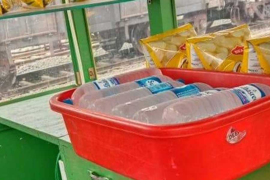 4 detained in Kharagpur for selling unrefined water in rail station