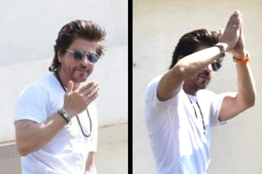 Eid 2023: Shah Rukh Khan greets eid mubarak fans outside mannat