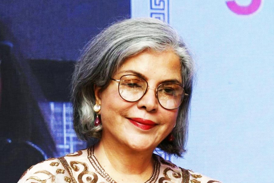Zeenat Aman recalls the days of extreme fandom when thousands of fans surrounded her
