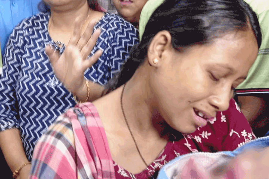 woman broke into tears after getting back her lost baby at North Bengal Medical College