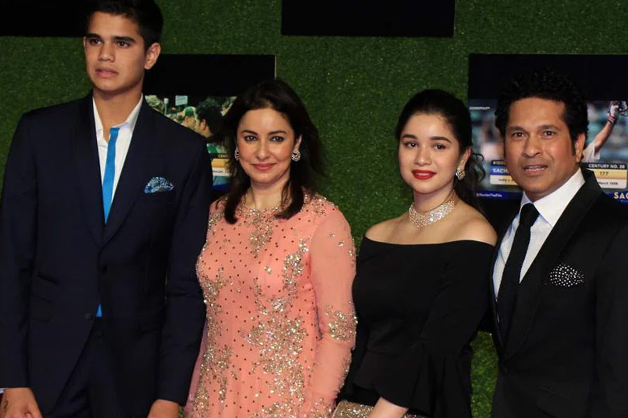 image of Sachin Tendulkar and Anjali Tendulkar with their children