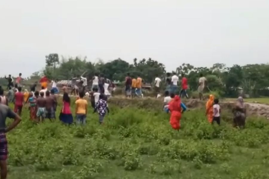 ভোটবাড়়ির গান্দিয়াপাড়া এলাকায় তাঁদের অনুমতি না নিয়ে রাস্তায় কাজ শুরু করা হয়েছে বলে অভিযোগ ঘিরে ঝামেলার সূত্রপাত। নিজস্ব চিত্র।