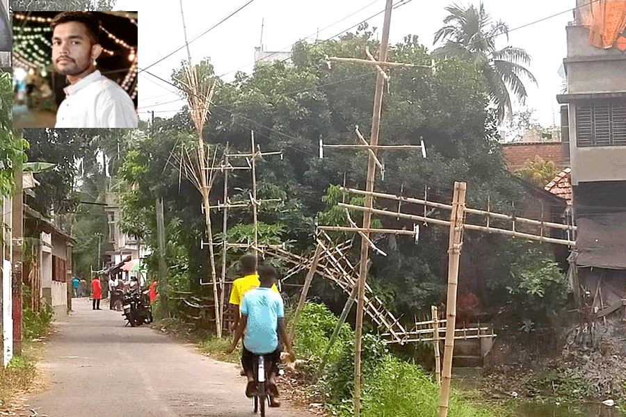 রাস্তার দু’ধারে বাজি ফাটানোর জন্য তৈরি হয়েছে ‘বোমের গাছ’। ইনসেটে, শুভজিৎ পুরকাইত। নিজস্ব চিত্র