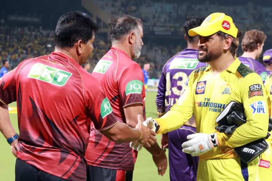 Picture of MS Dhoni handshakes with Chandrakant Pandit