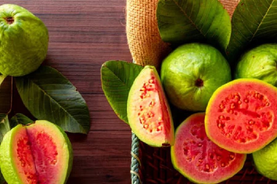 who should be careful about eating Guava