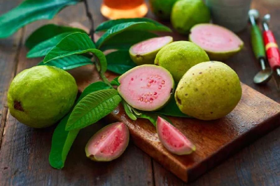 who should be careful about eating Guava