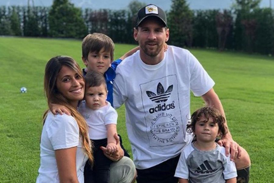 picture of Lionel Messi with family