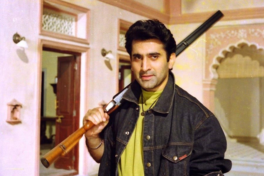 তবে, শাহরুখের পরিবর্তে নয়। বরং ছবিতে কাজলের সঙ্গে যাঁর বিয়ে হওয়ার কথা ছিল, সেই কুলজিৎ চরিত্রে অভিনয়ের জন্য মিলিন্দ যথাযথ বলে মনে করেছিলেন আদিত্য।